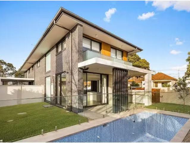 Just in! 4 BR 13 Elphinstone Street, Cabarita House for rent.