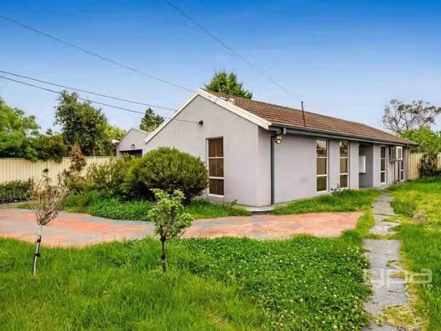 New 4 BR 13 Glenmaggie Court, Meadow Heights, VIC 3048