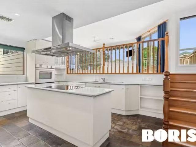 Nice 4 BR 10 Bolden Place, Kambah House for rent Listed by Le.