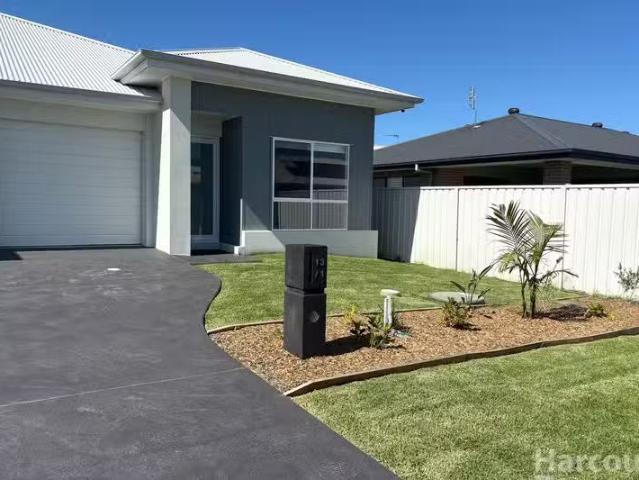 Cheap 4 BR 1/13 Medora Avenue, South West Rocks, NSW 2431 Du.