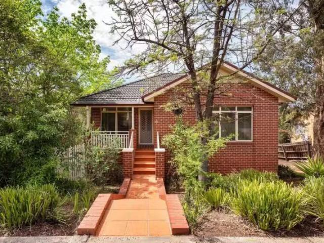 Just in! 4 BR 1/15 Alexandra Street, Greensborough VIC 3088.