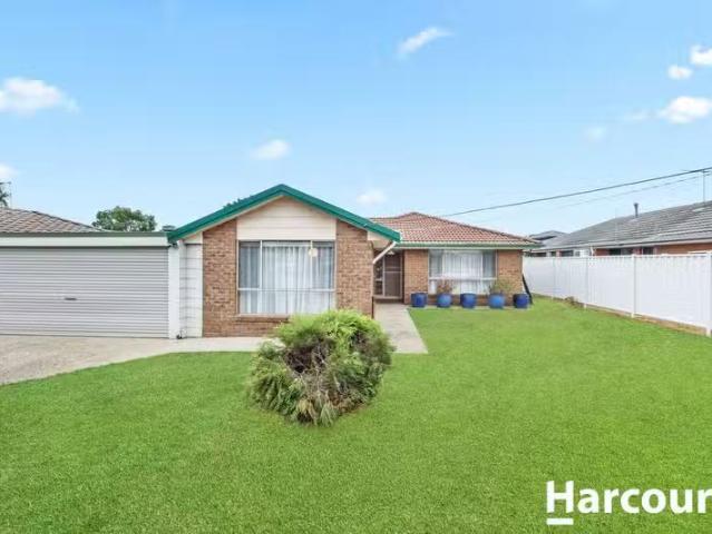 Nice 4 BR 12 Symons Avenue, HOPPERS CROSSING, VIC 3029 House.
