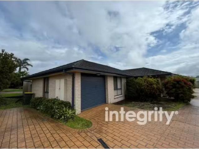 Nice 4 BR 1/35 Sophia Road, Worrigee Apartment for rent Liste.