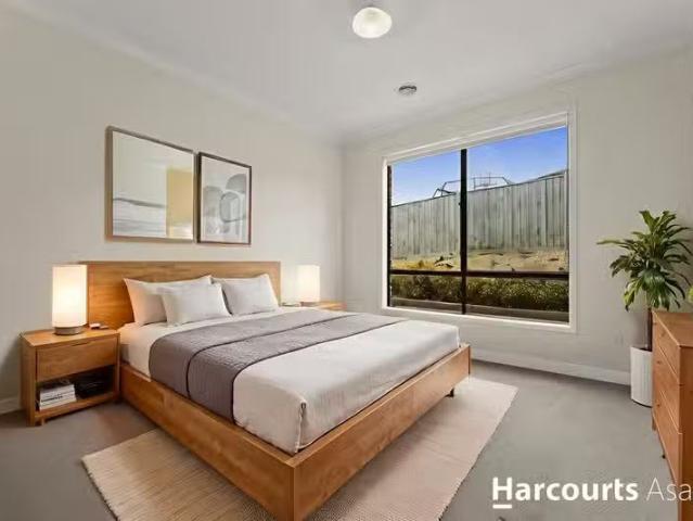 Charming 4 BR 15 Tenterfield Avenue, Warragul, VIC 3820 Hous.