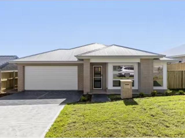 Charming 4 BR 15 Greenling Drive, Chisholm House for rent Lis.