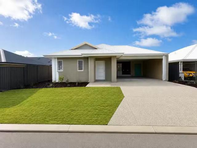 Cozy 4 BR 16 Pappinbarra Road, LAKELANDS, WA 6180 House for.