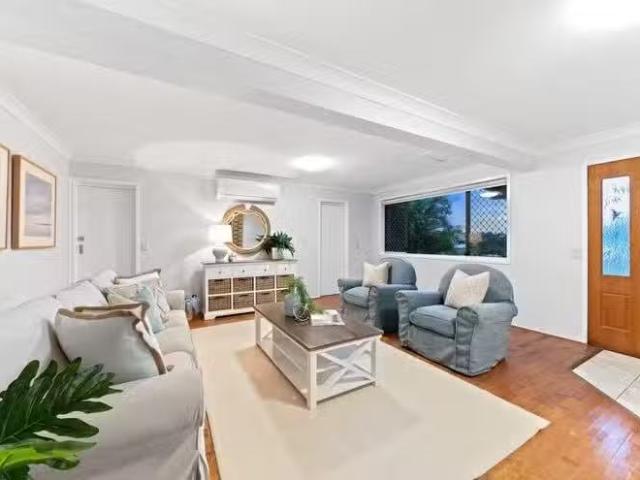 Cozy 4 BR 18 Owarra Avenue East, FERNY HILLS, QLD 4055 House.