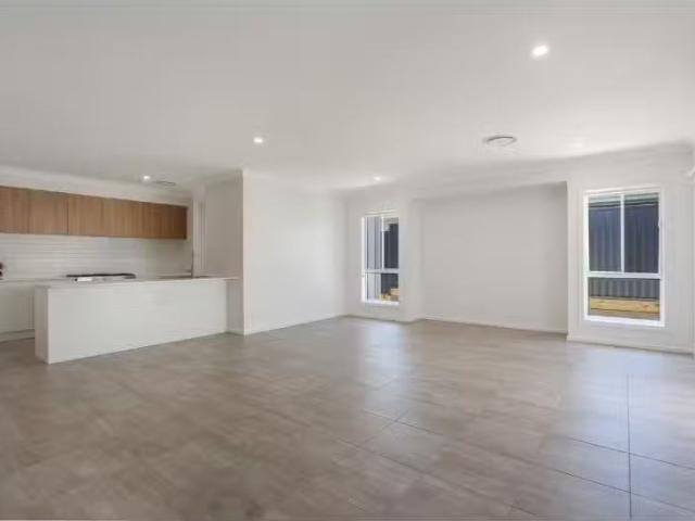 Deal! 4 BR 23 Persimmon Parkway, Port Macquarie House for rent.
