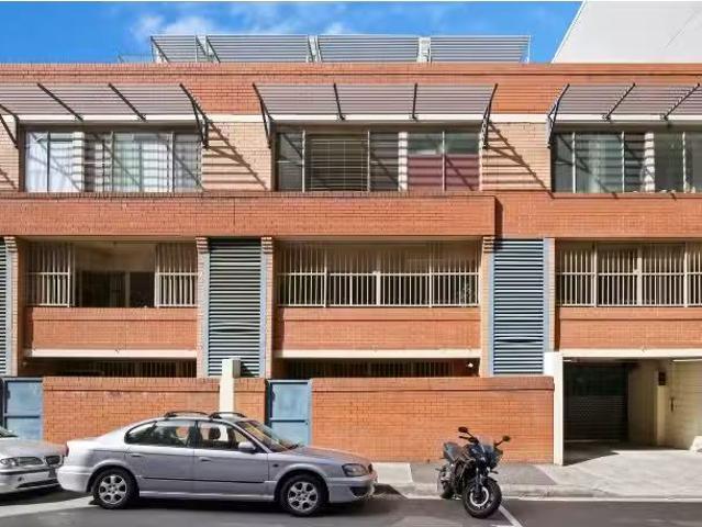 For Rent! 4 BR 2/1 Wiley St, CHIPPENDALE Apartment for rent L.