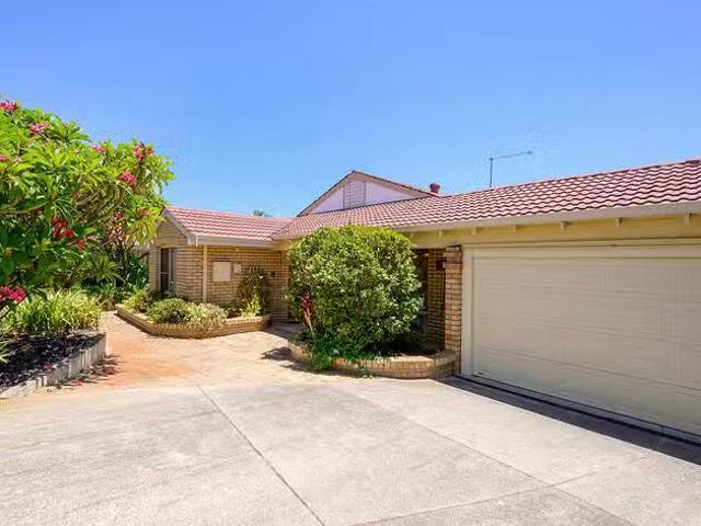 Nice 4 BR 21 Mapstone Gardens, Murdoch, WA 6150