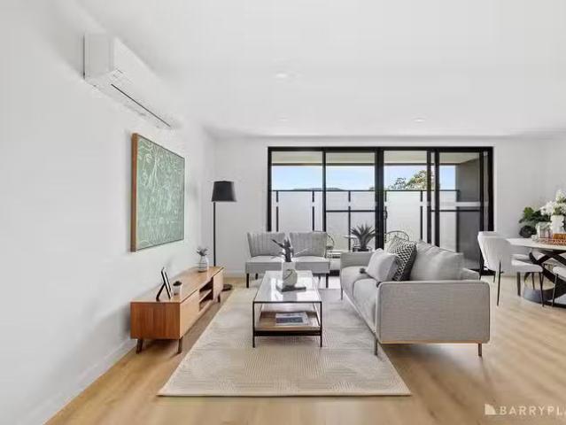Unique 4 BR 2/4 White Road, Wantirna South, VIC 3152
