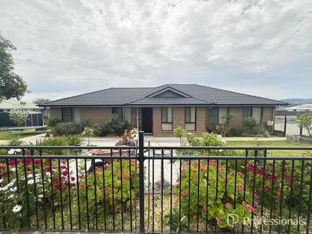 Cozy 4 BR 24 Simmental Way, Calala, NSW 2340
