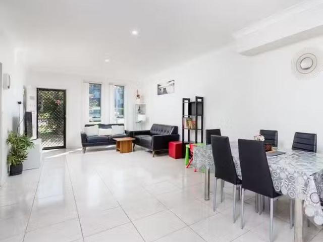 For Rent! 4 BR 2/60 Metella Road, TOONGABBIE, NSW 2146 Townh.