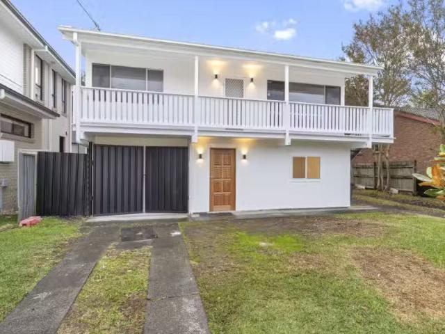 Unique 4 BR 29 Windsor Road, Berkeley Vale House for rent Lis.