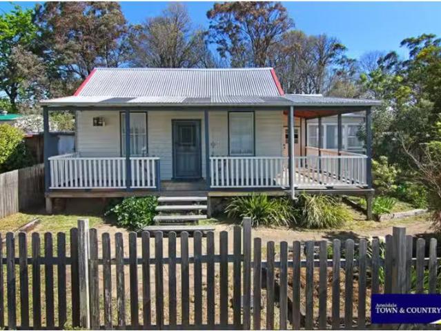 Unique 4 BR 2 Jewell Avenue, ARMIDALE House for rent Listed b.