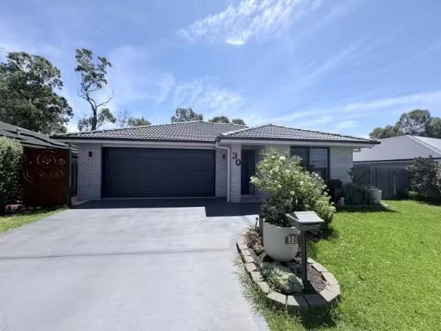 Deal! 4 BR 30 Sunrise Crescent, Armidale House for rent Liste.