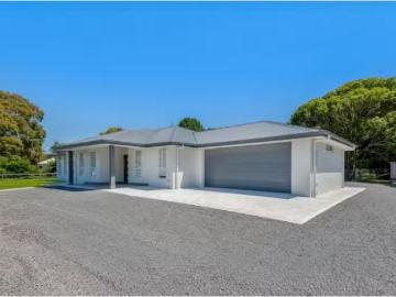 Cheap 4 BR 3a Samurai Grove, One Mile House for rent Listed b.
