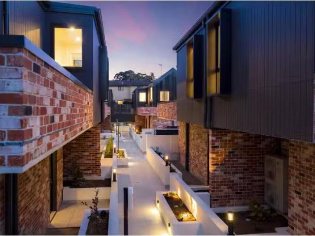 Cheap 4 BR Townhouse 9/18 Kangloon Road, BOWRAL Townhouse for.