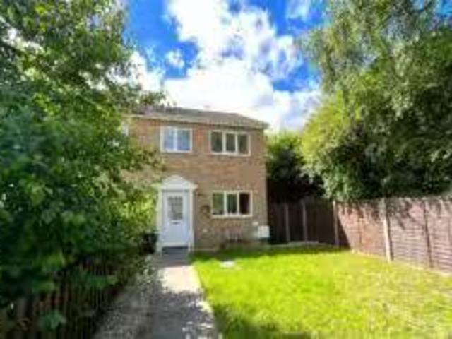 Cozy 4 BR Property & Houses to Rent: Newton Way, Tongham, Surrey