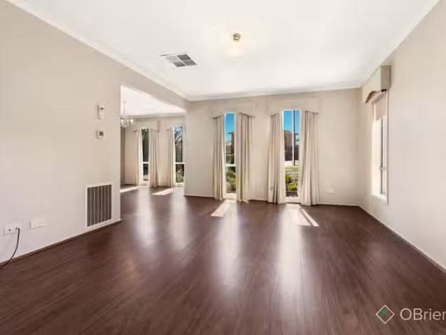 Rental! 4 Lyell Place, Taylors Lakes VIC 3038