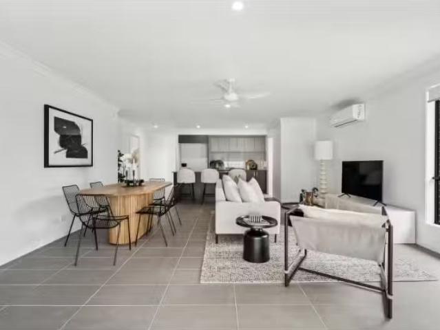 Just in! 4 Nesting Hollow View, BONVILLE House for rent Liste.