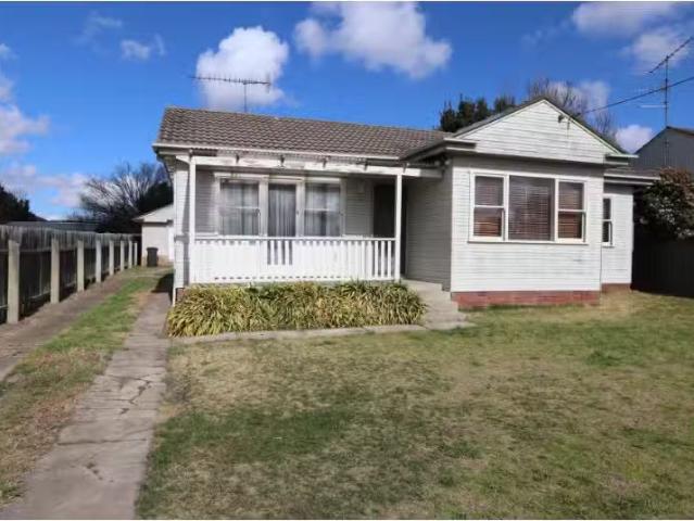 Nice 4 Newton Street, Goulburn House for rent Listed by Nicol.