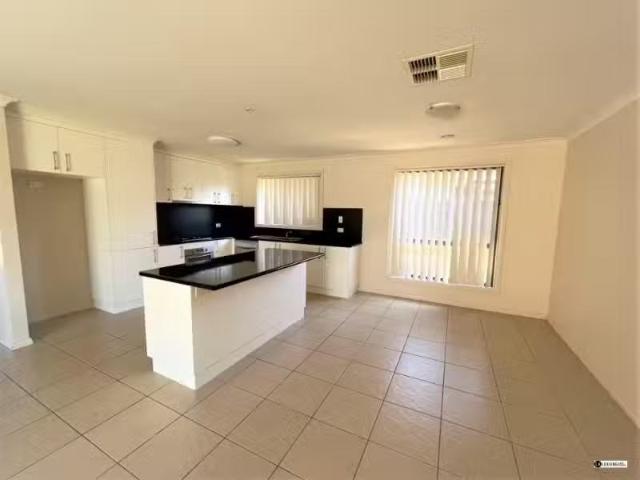 Charming 57 Egret Way, Thurgoona House for rent Listed by Pro.