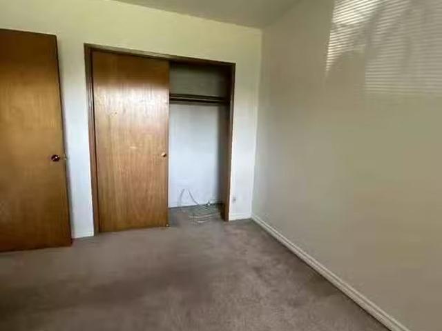Unique 58901010 8360 Cambie Rd