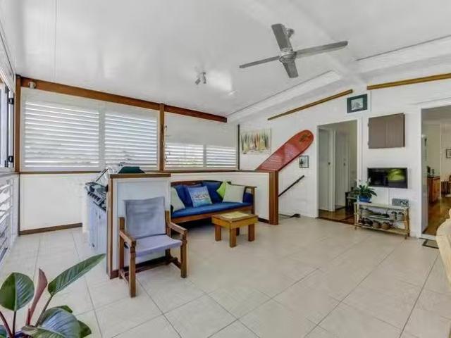 Nice 58 Cooroora Street, party Beach, QLD 4551