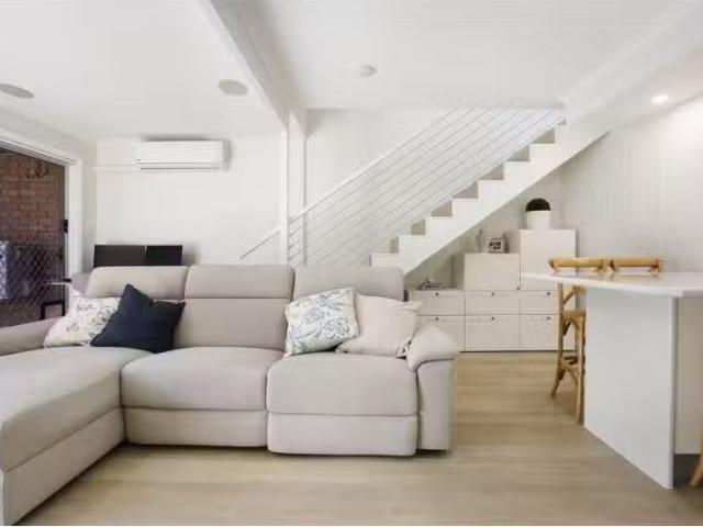 Unique 5/9 Eady Avenue, BROADBEACH WATERS Townhouse for rent.