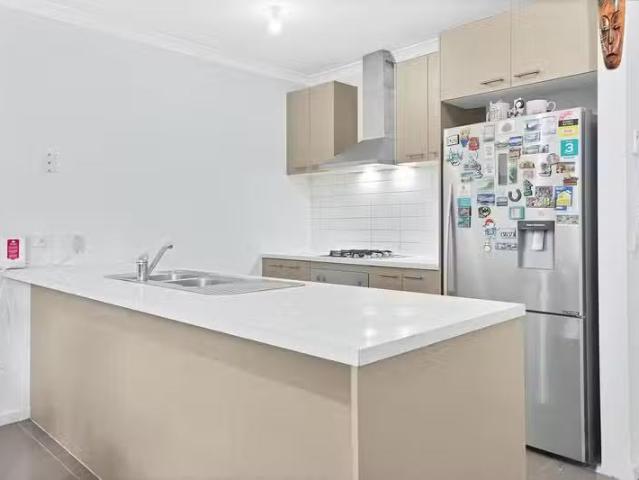 Deal! 5 Beachside Crescent, POINT COOK, VIC 3030 House for R.