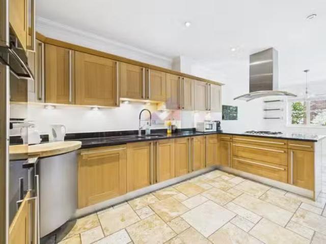Rental! 5 bedroom detached house for rent in Elizabeth Lockhar.
