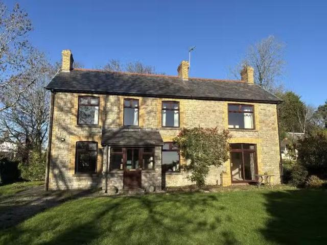 Nice 5 bedroom detached house for rent in Heol Simonston, Brid.
