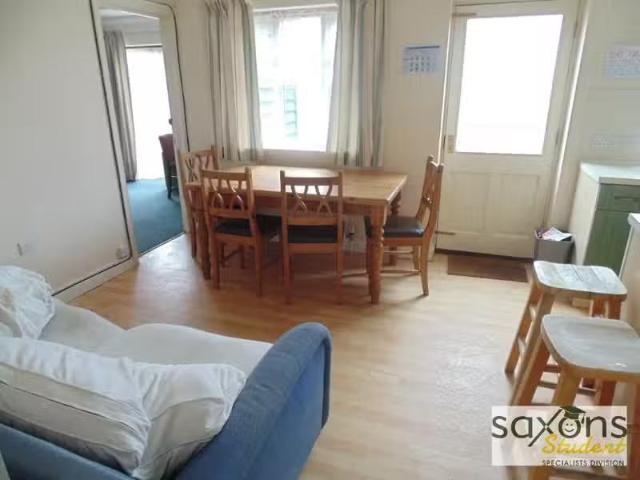 For Rent! 5 bedroom end of terrace house for rent in Watsham P.