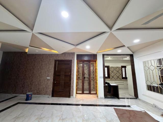 Rental | 5 BHK + 600 Sq.Yd. Villa in Sector 85