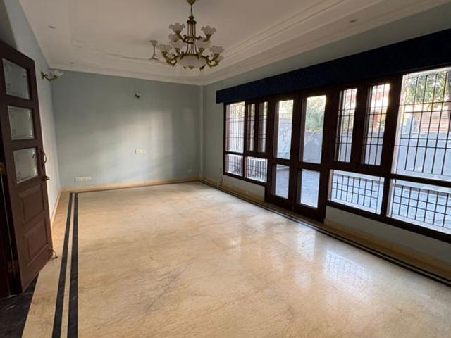 Rental | 5 BHK + Pooja Room,Servant Room 10000 Sq.Ft. Villa in RWA Apartments Sector 52