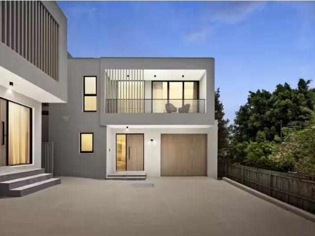Unique 5 BR 5A Karingal Street, Seaforth Townhouse for rent L.