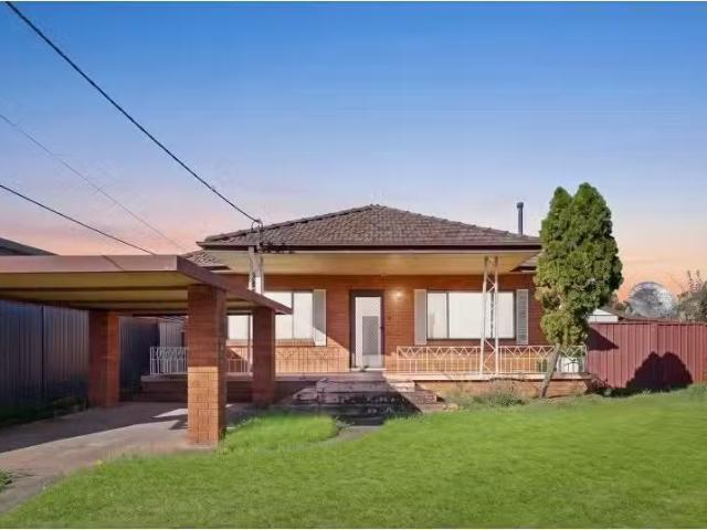 For Rent! 5 BR 10 Elke Crescent, Chester Hill House for rent.