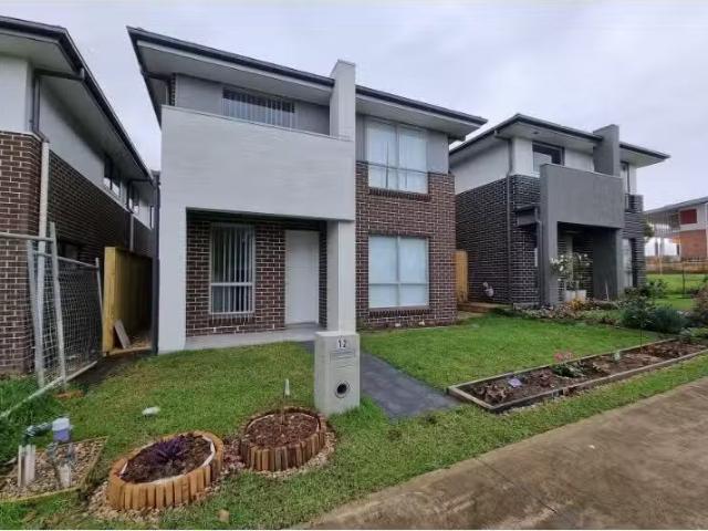 For Rent! 5 BR 12 Van Pragg Lane, Oran Park House for rent Li.