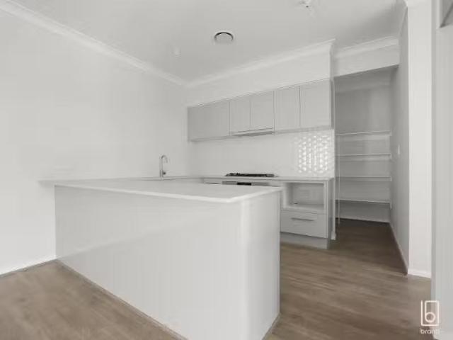 Charming 5 BR 17 Shrike Way, WARNERVALE Townhouse for rent Li.