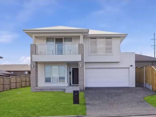 Cheap 5 BR 15 Amsler St, Boolaroo House for rent Listed by Lo.