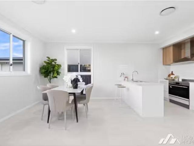 Just in! 5 BR 26 Flying Fox Circuit, Oakville House for rent.