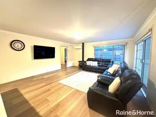 Charming 5 Daffodil Court, Endeavour Hills, VIC 3802