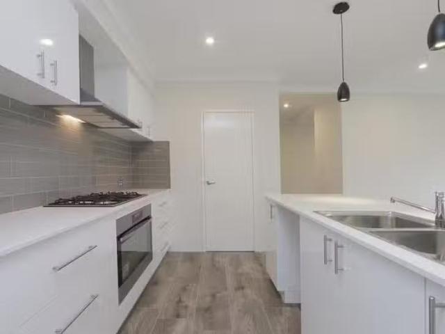 New 5 Sunstone Boulevard, Treeby, WA 6164