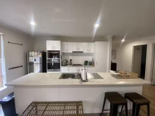 Charming 60 Royce Crescent, LAVINGTON House for rent Listed b.