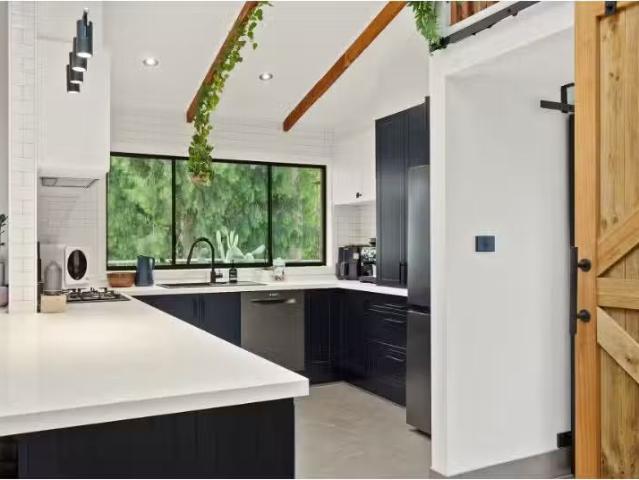 Cheap 64 Derribong Drive, Cordeaux Heights House for rent Lis.