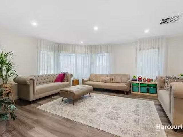 Just in! 689 High Street Road, GLEN WAVERLEY, VIC 3150 House.