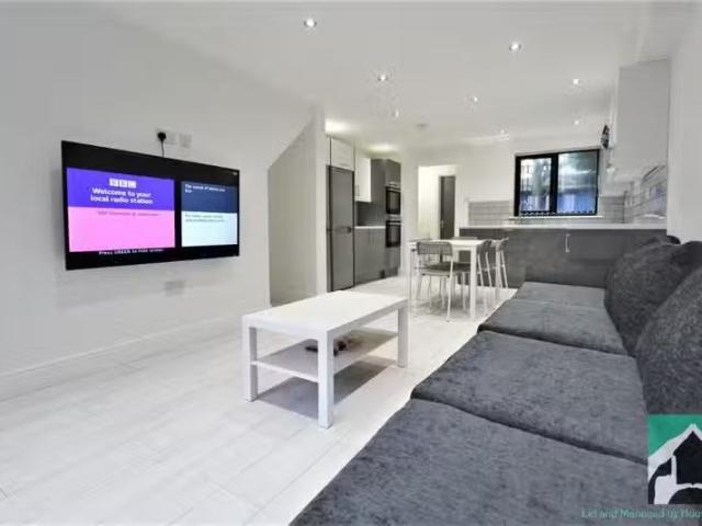 Rental! 6 BA 6 bedroom terraced house for rent in Heeley Road.