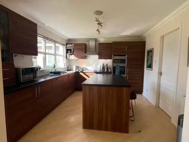 Cheap 6 bedroom detached house for rent in Pine Tree Road, Ban.