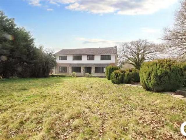 Just in! 6 bedroom detached house for rent in Three Cross Road.